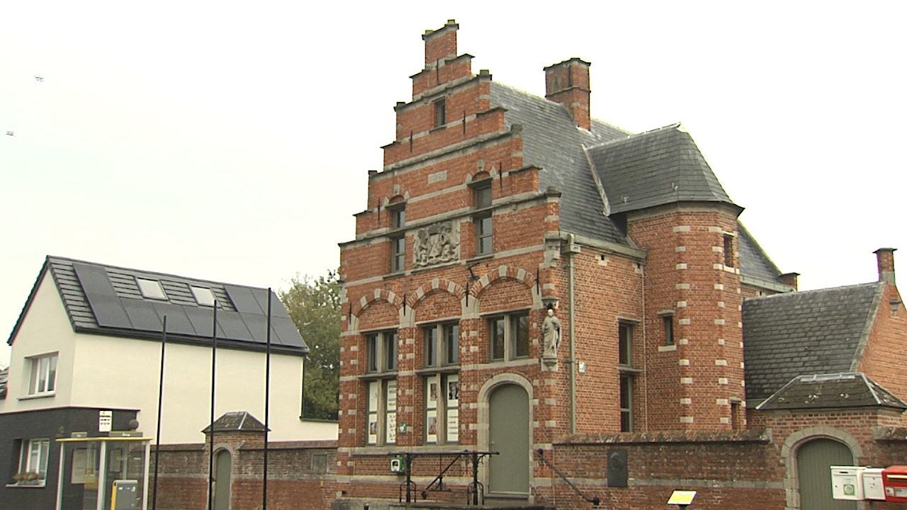 Vastgoedkantoor trekt in oud gemeentehuis Poederlee met antiekwinkel RTV