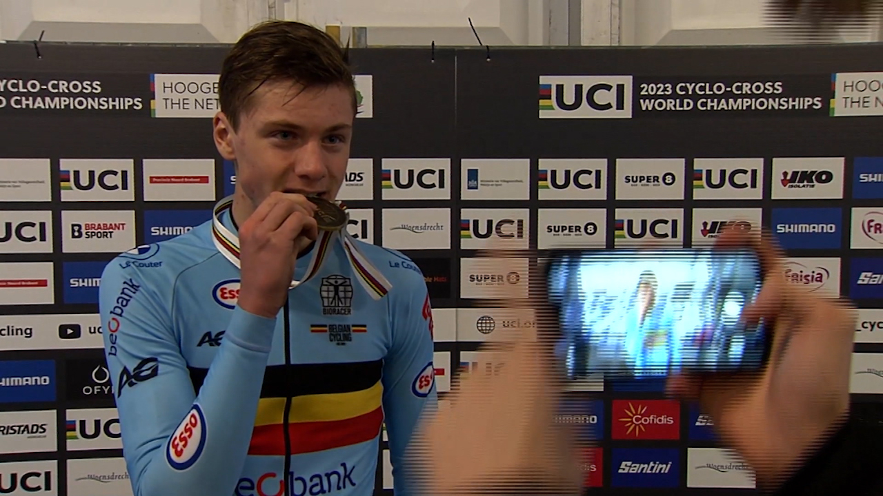 Yordi Corsus pakt brons op WK veldrijden bij junioren RTV