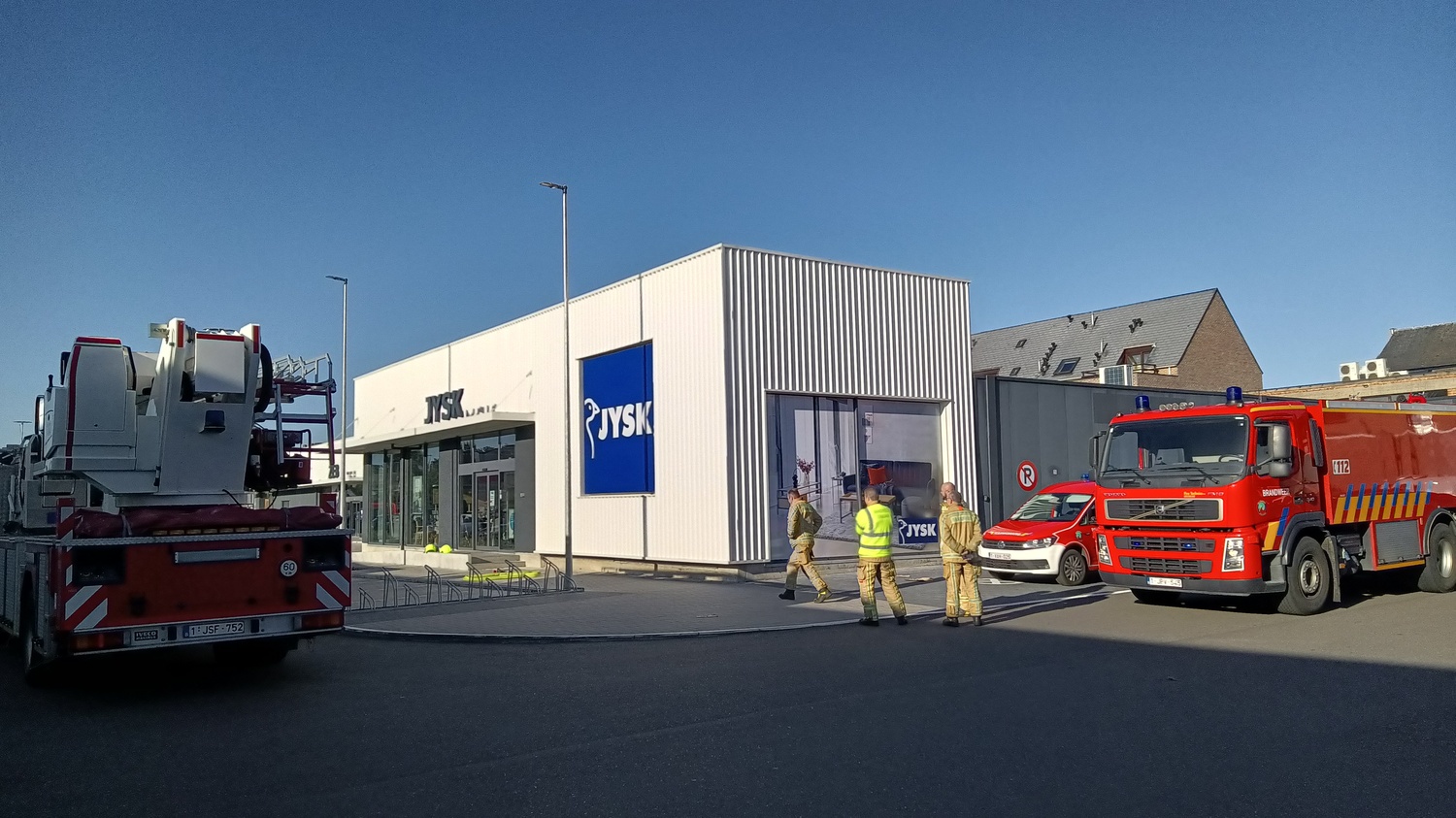 Brandweer rukt uit voor inbraakalarm en brandgeur RTV