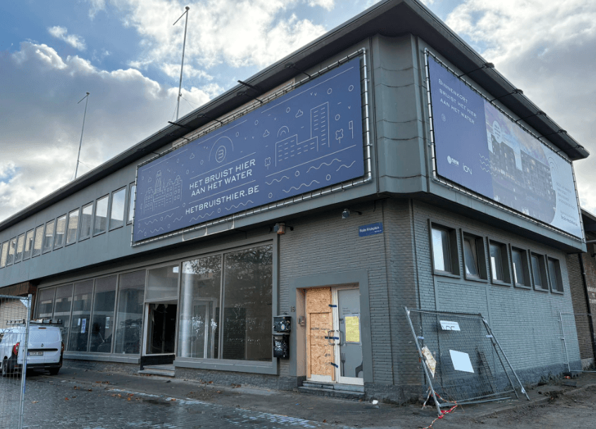 Brand in leegstaand gebouw aan Rode Kruisplein in Mechelen: 2 verdachten opgepakt