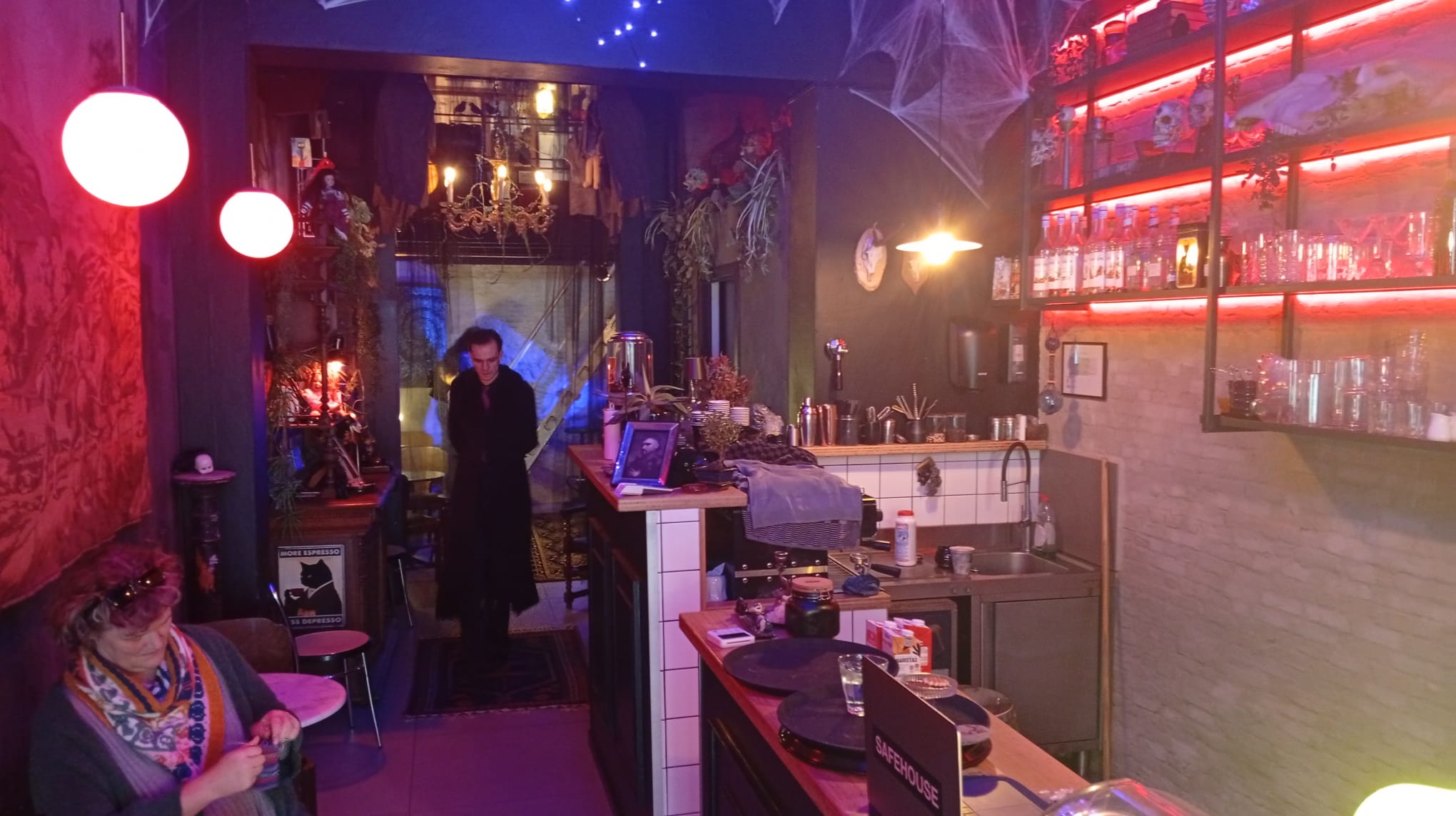 Mechelse Arno bedient klanten als vampier in Mechelen voor Halloween