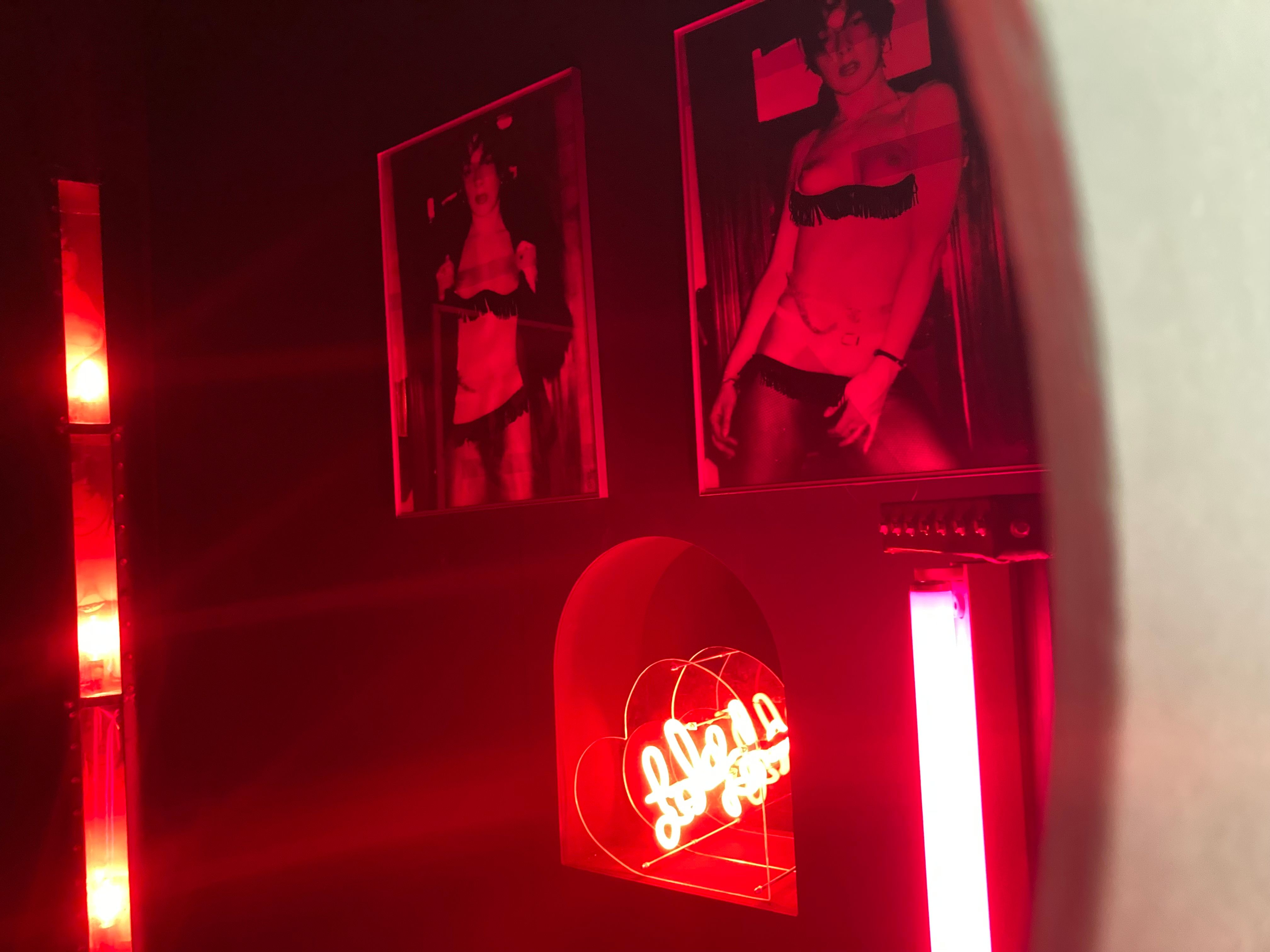 Peepshow die ooit verboden werd, staat nu in inkomhal van Warande in Turnhout