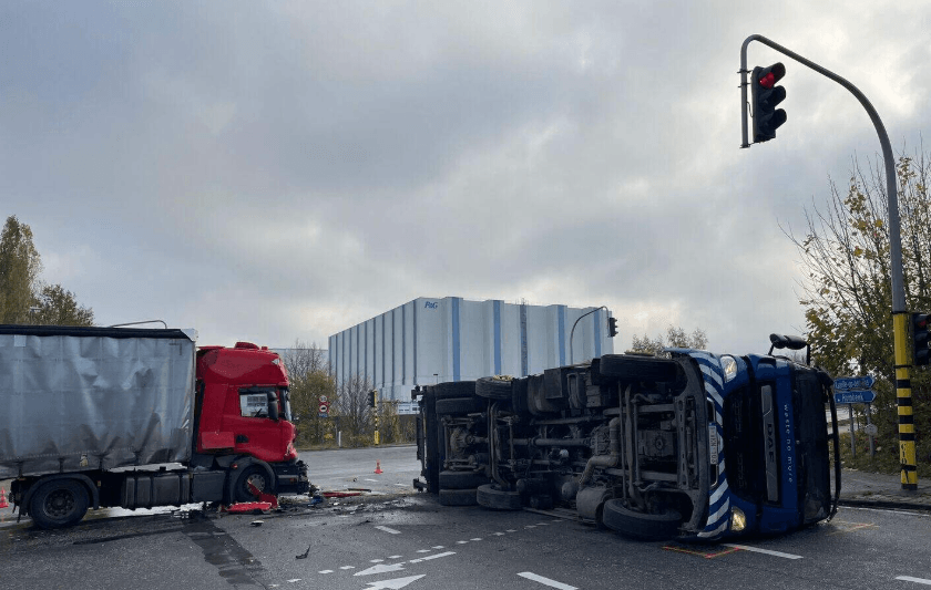 Vuilniswagen kantelt na botsing in Mechelen: omgeving afgesloten