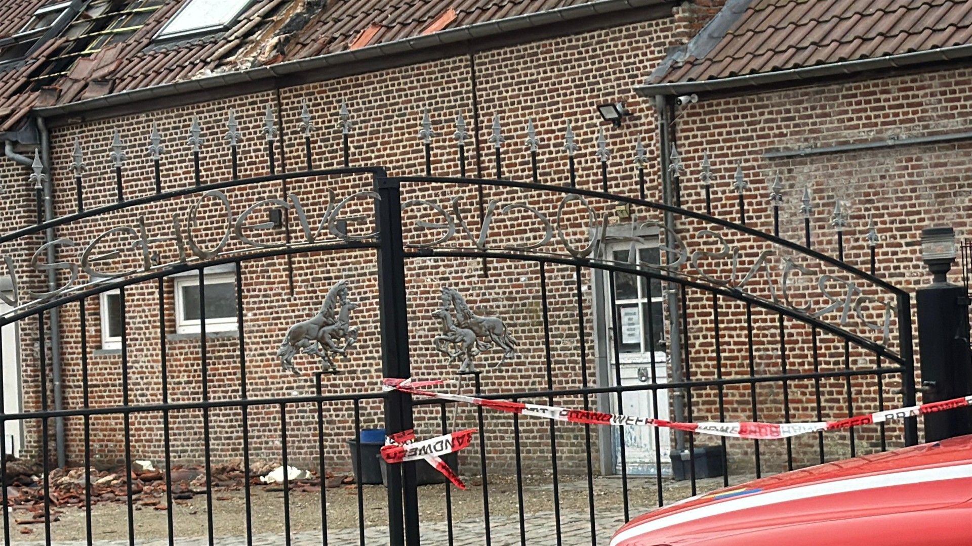 Brand in hoeve in Putte: dak deels verdwenen