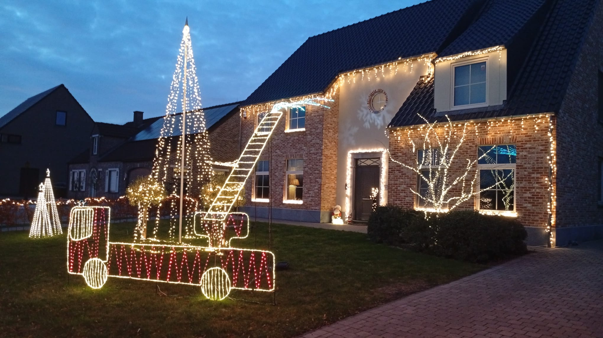 Verlichte ladderwagen brengt kerstsfeer naar Putte