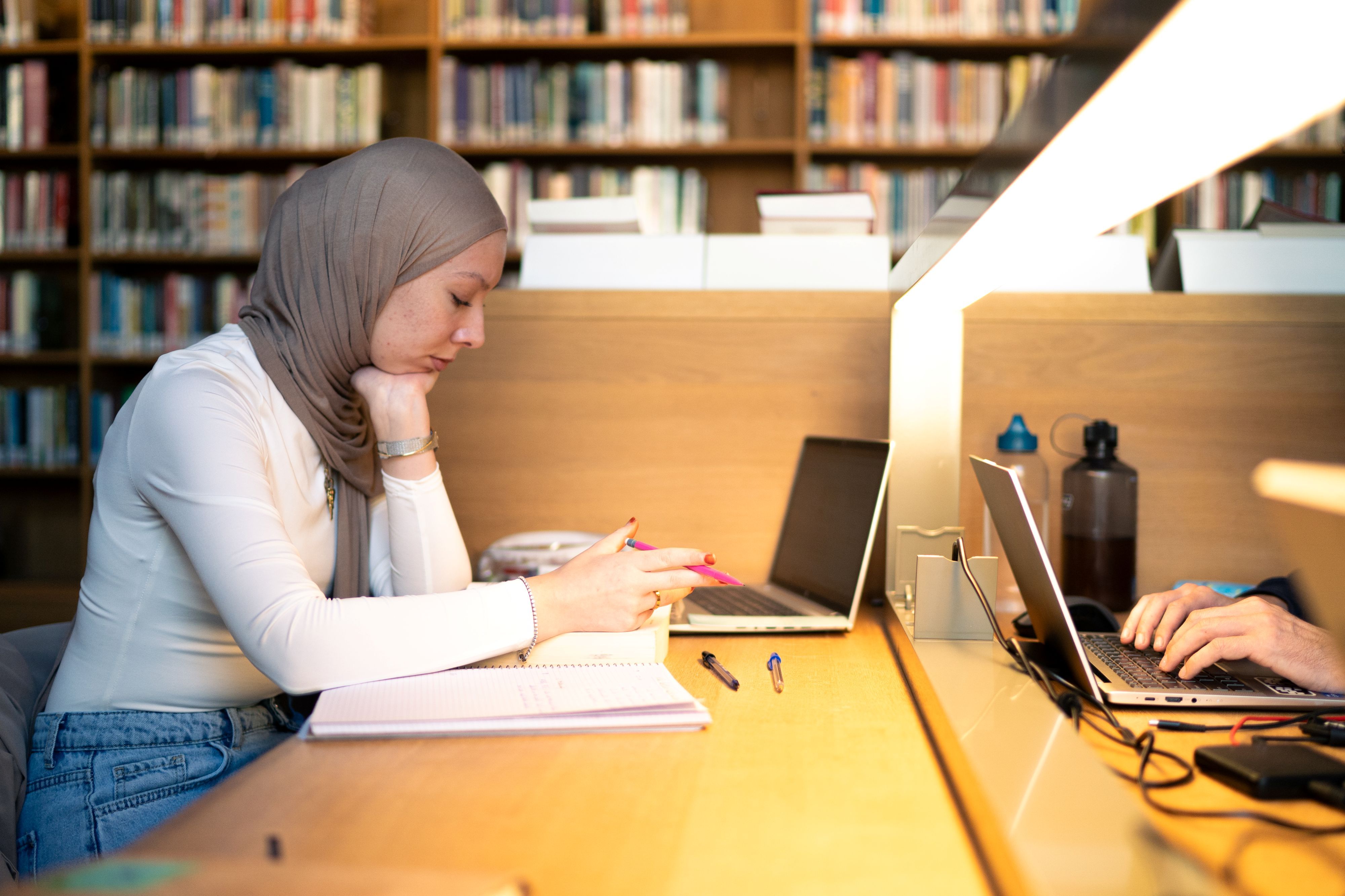 Van de bibliotheek tot het ziekenhuis: Mechelen stelt 18(!) stille studieplekken ter beschikking van