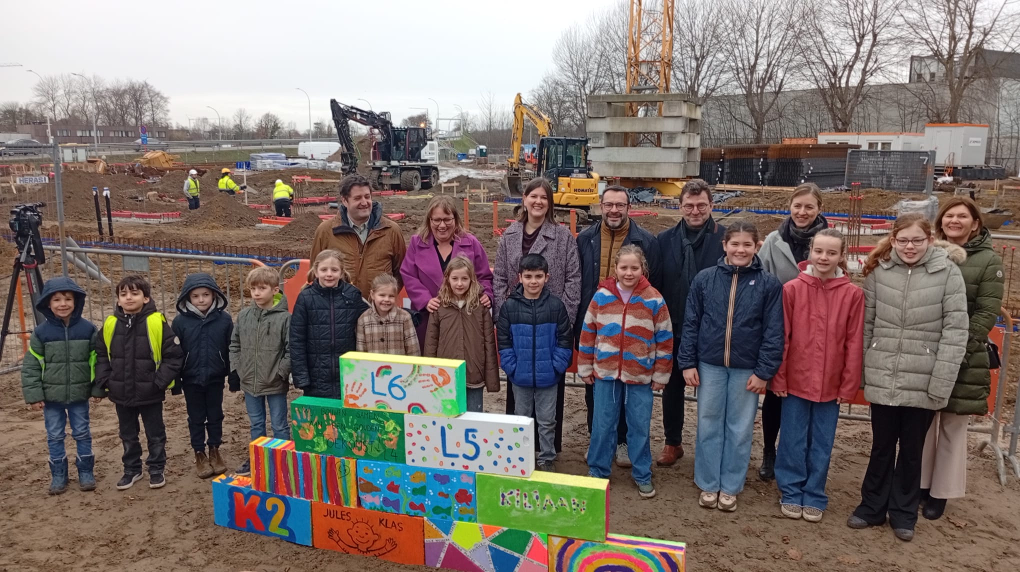 Basisschool Kiliaan legt samen met burgemeester Joosen eerste steen voor nieuwe scholencampus