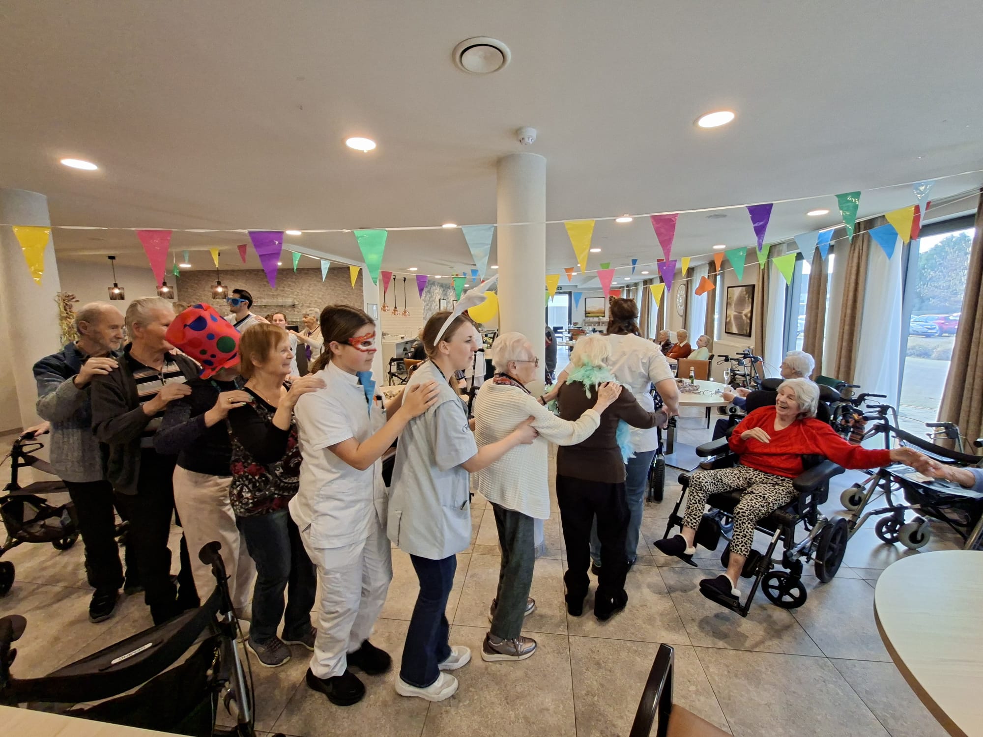 Woonzorgcentrum De Hoef in Hulshout neemt vandaag eigen carnavalsnummer op