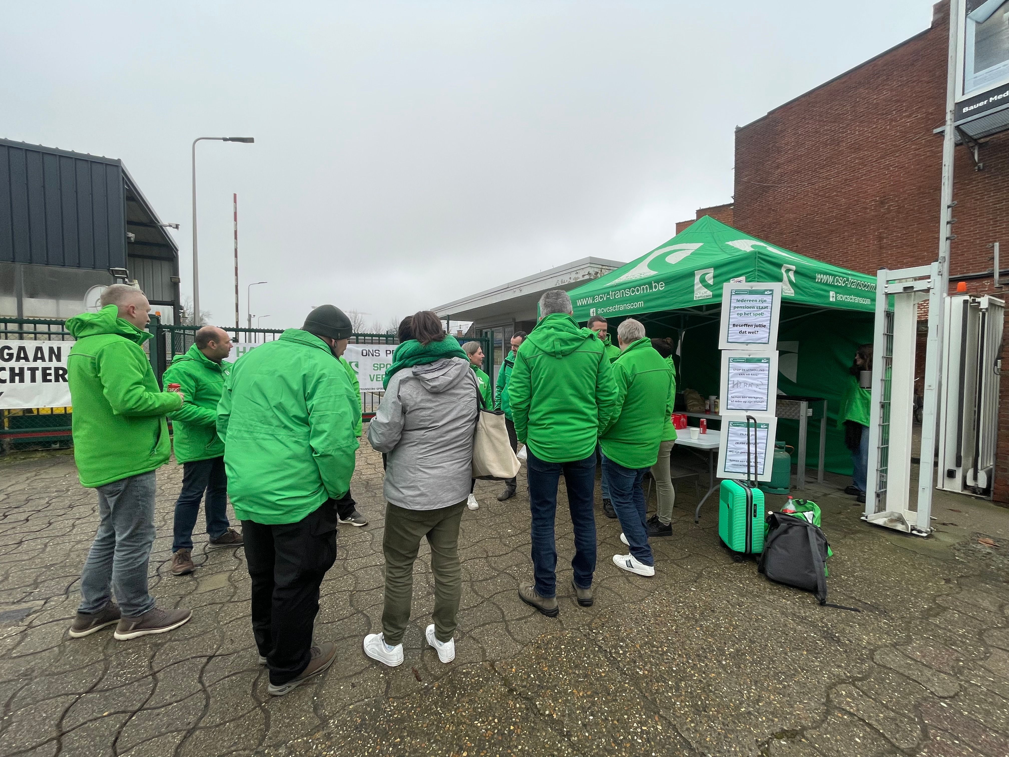 Vakbonden staan piket aan Centrale Werkplaats van NMBS in Mechelen