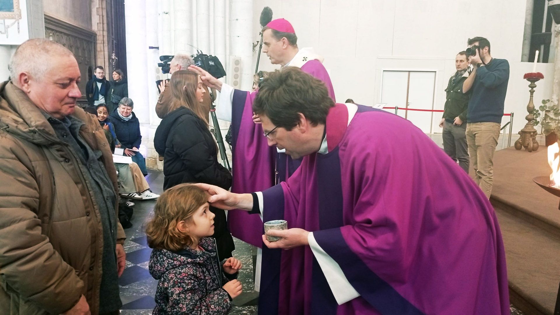 Aswoensdag in Sint-Rombouts: gelovigen ontvangen ‘snoeshoes’ tegen smartphone-afleiding