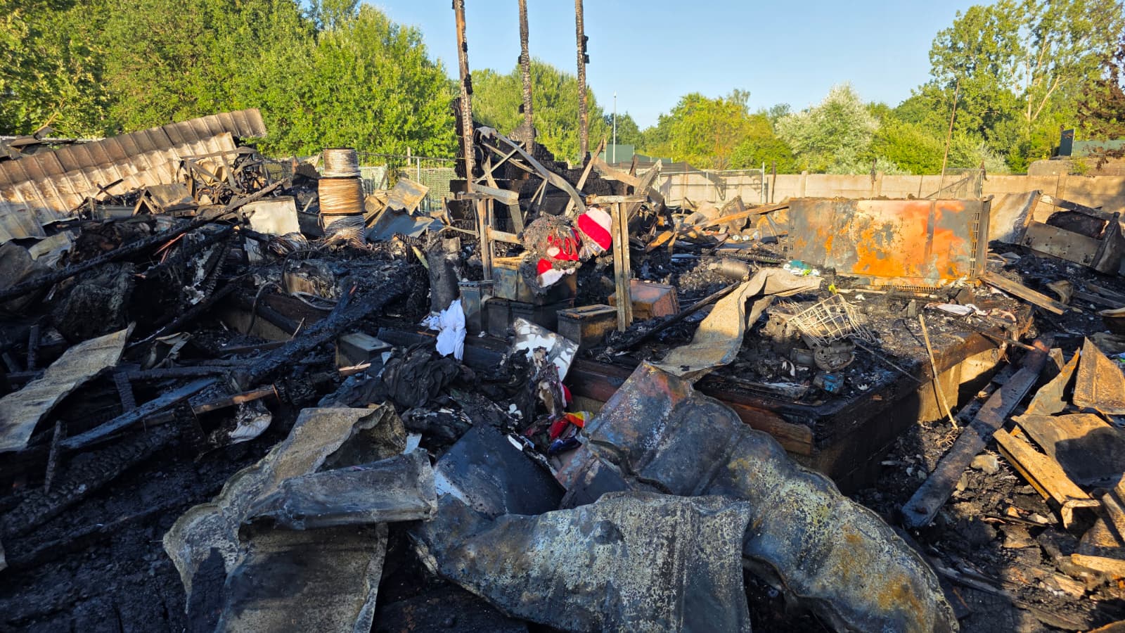 Brand legt houten chalet in de as aan Fort van Koningshooikt