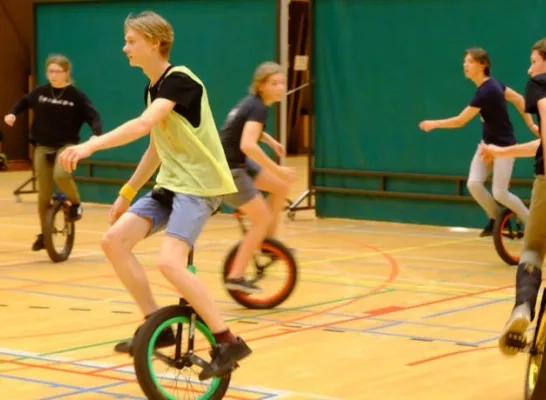 Leerlingen circus Locorotondo op een eenwieler Leerlingen circus Locorotondo op een eenwieler