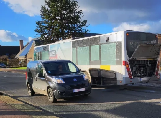 Motor bus De Lijn raakt oververhit Geel Motor bus De Lijn raakt oververhit Geel