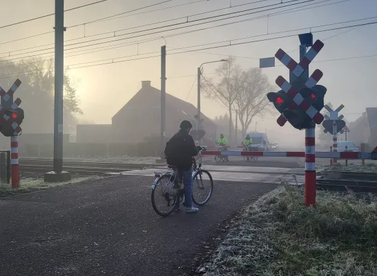 spooroverweg dicht slagbomen trein spooroverweg dicht slagbomen trein