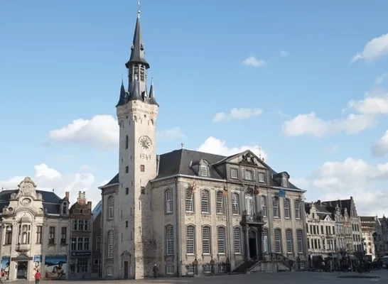 Man aan stadhuis Lier aangevallen door groepje jongeren