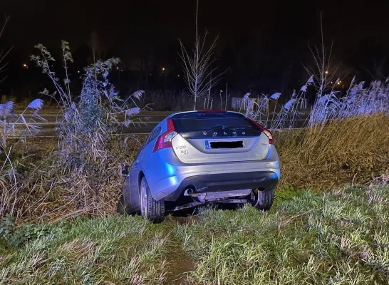 auto in gracht politiecontrole politie Rivierenland