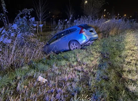 auto in gracht politiecontrole politie Rivierenland