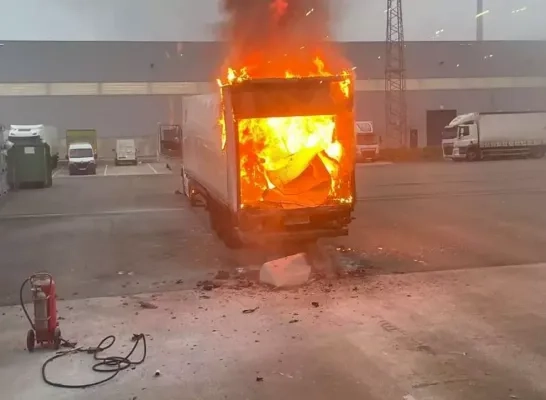 Brandende vrachtwagen brand buur vlammen Bornem