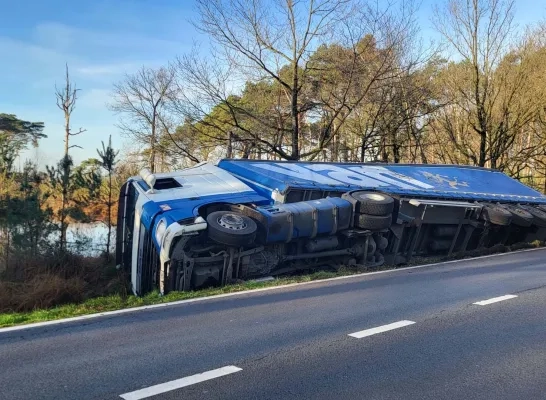 Gekantelde vrachtwagen Baarle-Hertog