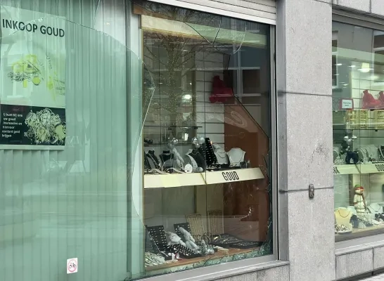 Ramkraak verijdeld door voorbijgangers Goldland Mechelen Ramkraak verijdeld door voorbijgangers Goldland Mechelen