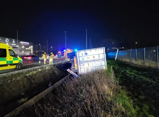 ongeval E313 vrachtwagen in berm ongeval E313 vrachtwagen in berm