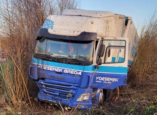 gekantelde vrachtwagen Oud-Turnhout E34