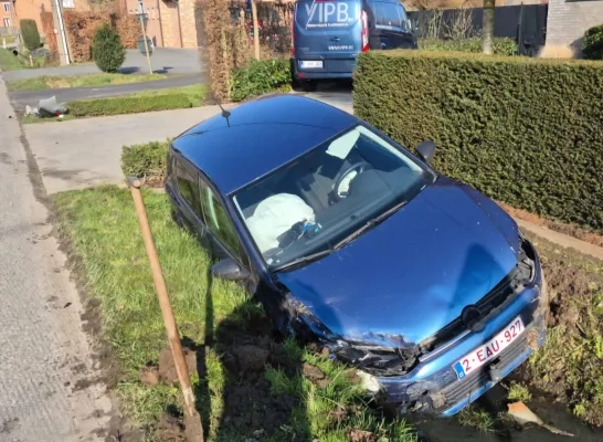 auto in gracht na botsing auto in gracht na botsing