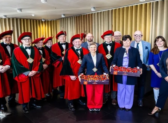Ghesellen van Aardbei leveren aardbeien aan provinciebestuur Ghesellen van Aardbei leveren aardbeien aan provinciebestuur