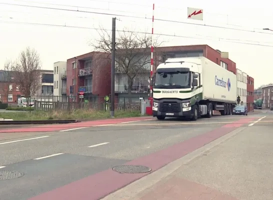 vrachtwagen zwaar verkeer hombeek leest mechelen sluipverkeer