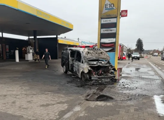 bestelwagen brandt volledig uit RTV