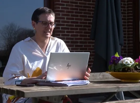 Mien van Olmen aan haar computer
