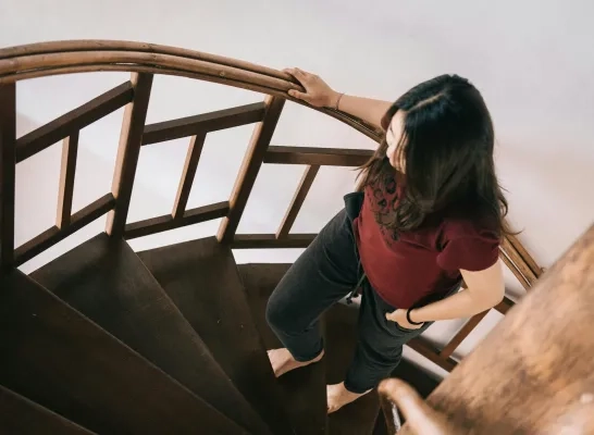 Vrouw wandelt een trap op
