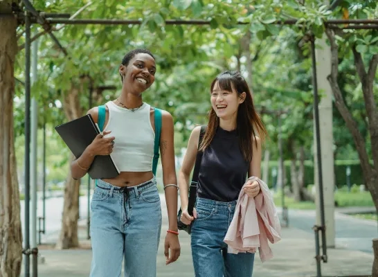 Twee vrouwen wandelen in een park