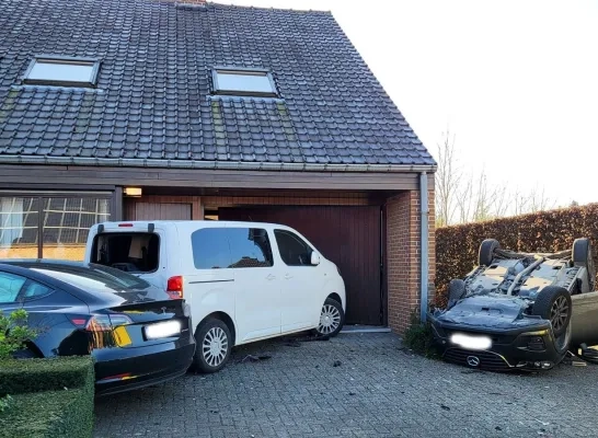 Een wagen kwam op zijn dak terecht na een ongeval in Oevel