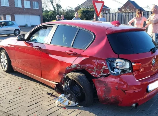 De rode BMW werd aangereden De rode BMW werd aangereden