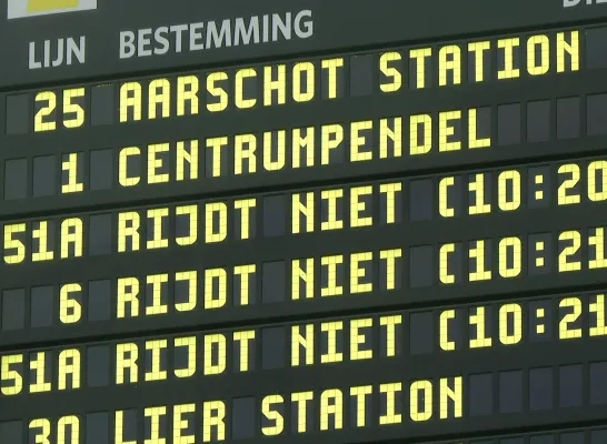 bus station Mechelen De Lijn afgelaste bussen scherm