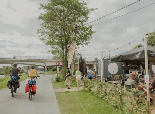 Papaoutai mag niet meer open langs kanaal in Ravels