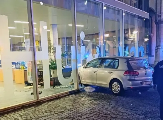 Auto rijdt tegen raam Huis van de Mechelaar