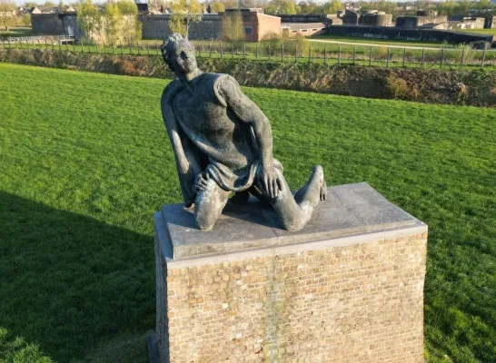 Standbeeld Breendonk De Weerstander