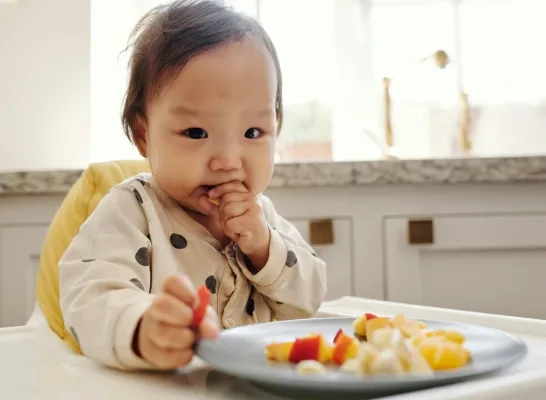 Kindje eet