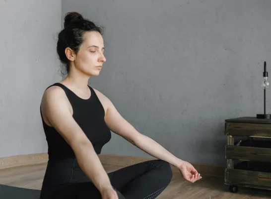 Vrouw mediteert