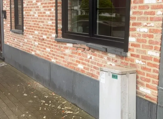 Auto tegen gevel Mol, Ezaart