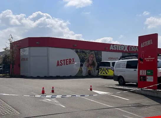 Man met hamer slaat honderden flessen stuk in drankenhandel