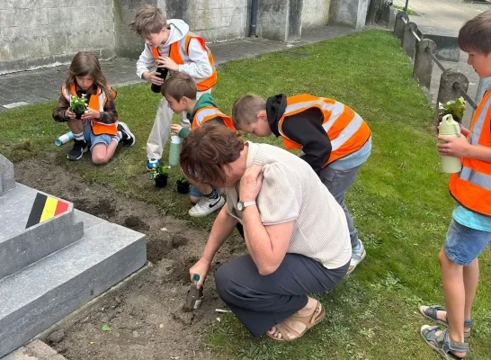 Leerlingen GVB Booischot planten bloemetjes aan oorlogsmonument