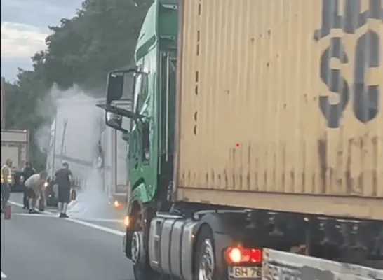 Vrachtwagen in brand op de E313 Vrachtwagen in brand op de E313