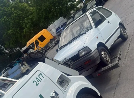 Auto met valse nummerplaat