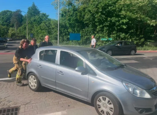 brandweer duwt auto brandweer duwt auto