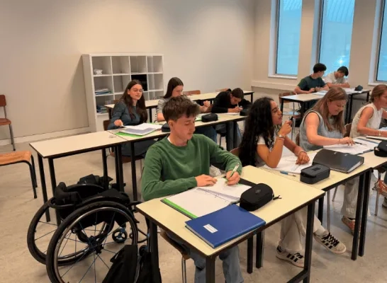rolstoeltennisser Alexander Lantermann op de schoolbanken in Turnhout