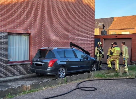 Auto brandt uit in Oud-Turnhout Auto brandt uit in Oud-Turnhout