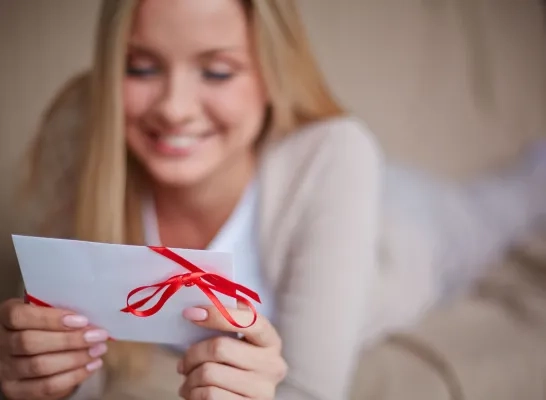 Hoe je met een cadeaubon iemand echt blij maakt.jpg Hoe je met een cadeaubon iemand echt blij maakt.jpg